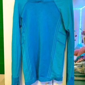 athleta long sleeved hooded workout top